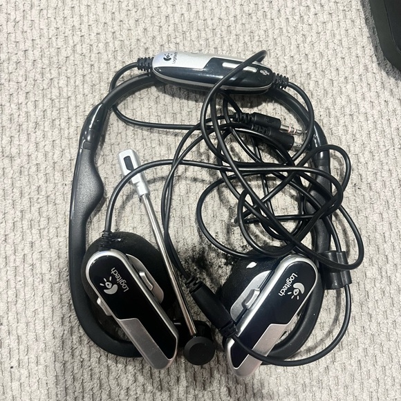 Logitech headset with mic - Picture 3 of 3
